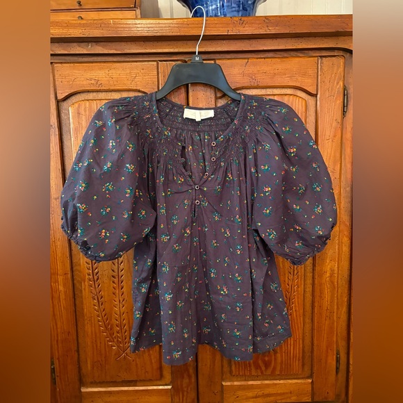THE GREAT. Tops - THE GREAT Sleep. The Smocked Top in Navy Posy Floral. Size 1